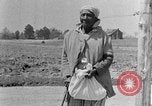 Standbild Afroamerikanische Familie im ländlichen Süden Calhoun Alabama USA, 1940, aus Sekunde 4 historischem Filmmaterial Videoclip 65675050042