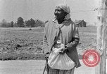 Standbild Afroamerikanische Familie im ländlichen Süden Calhoun Alabama USA, 1940, aus Sekunde 5 historischem Filmmaterial Videoclip 65675050042