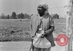 Standbild Afroamerikanische Familie im ländlichen Süden Calhoun Alabama USA, 1940, aus Sekunde 6 historischem Filmmaterial Videoclip 65675050042