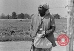 Standbild Afroamerikanische Familie im ländlichen Süden Calhoun Alabama USA, 1940, aus Sekunde 7 historischem Filmmaterial Videoclip 65675050042