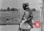 Standbild Afroamerikanische Familie im ländlichen Süden Calhoun Alabama USA, 1940, aus Sekunde 8 historischem Filmmaterial Videoclip 65675050042