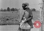 Standbild Afroamerikanische Familie im ländlichen Süden Calhoun Alabama USA, 1940, aus Sekunde 10 historischem Filmmaterial Videoclip 65675050042