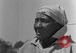 Standbild Afroamerikanische Familie im ländlichen Süden Calhoun Alabama USA, 1940, aus Sekunde 17 historischem Filmmaterial Videoclip 65675050042