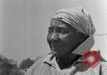 Standbild Afroamerikanische Familie im ländlichen Süden Calhoun Alabama USA, 1940, aus Sekunde 18 historischem Filmmaterial Videoclip 65675050042