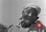 Standbild Afroamerikanische Familie im ländlichen Süden Calhoun Alabama USA, 1940, aus Sekunde 21 historischem Filmmaterial Videoclip 65675050042