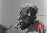 Standbild Afroamerikanische Familie im ländlichen Süden Calhoun Alabama USA, 1940, aus Sekunde 22 historischem Filmmaterial Videoclip 65675050042