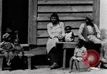 Standbild Afroamerikanische Familie im ländlichen Süden Calhoun Alabama USA, 1940, aus Sekunde 26 historischem Filmmaterial Videoclip 65675050042