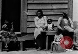 Standbild Afroamerikanische Familie im ländlichen Süden Calhoun Alabama USA, 1940, aus Sekunde 28 historischem Filmmaterial Videoclip 65675050042