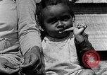 Standbild Afroamerikanische Familie im ländlichen Süden Calhoun Alabama USA, 1940, aus Sekunde 47 historischem Filmmaterial Videoclip 65675050042