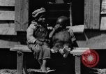 Standbild Afroamerikanische Familie im ländlichen Süden Calhoun Alabama USA, 1940, aus Sekunde 57 historischem Filmmaterial Videoclip 65675050042