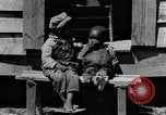 Standbild Afroamerikanische Familie im ländlichen Süden Calhoun Alabama USA, 1940, aus Sekunde 58 historischem Filmmaterial Videoclip 65675050042