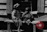 Standbild Afroamerikanische Familie im ländlichen Süden Calhoun Alabama USA, 1940, aus Sekunde 59 historischem Filmmaterial Videoclip 65675050042
