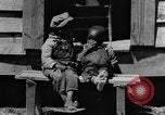 Standbild Afroamerikanische Familie im ländlichen Süden Calhoun Alabama USA, 1940, aus Sekunde 61 historischem Filmmaterial Videoclip 65675050042