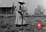 Standbild Maultier gezogener Pflug für afroamerikanischen Landwirt Calhoun Alabama USA, 1940, aus Sekunde 8 historischem Filmmaterial Videoclip 65675050043