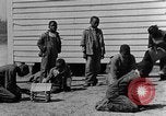 Standbild Afroamerikanische Kinder basteln Calhoun Alabama USA, 1940, aus Sekunde 8 historischem Filmmaterial Videoclip 65675050046