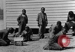 Standbild Afroamerikanische Kinder basteln Calhoun Alabama USA, 1940, aus Sekunde 9 historischem Filmmaterial Videoclip 65675050046