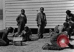 Standbild Afroamerikanische Kinder basteln Calhoun Alabama USA, 1940, aus Sekunde 10 historischem Filmmaterial Videoclip 65675050046