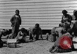 Standbild Afroamerikanische Kinder basteln Calhoun Alabama USA, 1940, aus Sekunde 12 historischem Filmmaterial Videoclip 65675050046