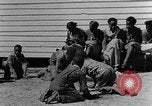 Standbild Afroamerikanische Kinder basteln Calhoun Alabama USA, 1940, aus Sekunde 16 historischem Filmmaterial Videoclip 65675050046