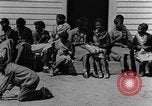 Standbild Afroamerikanische Kinder basteln Calhoun Alabama USA, 1940, aus Sekunde 22 historischem Filmmaterial Videoclip 65675050046