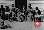 Standbild Afroamerikanische Kinder basteln Calhoun Alabama USA, 1940, aus Sekunde 23 historischem Filmmaterial Videoclip 65675050046