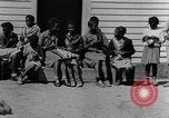 Standbild Afroamerikanische Kinder basteln Calhoun Alabama USA, 1940, aus Sekunde 24 historischem Filmmaterial Videoclip 65675050046