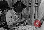Standbild Afroamerikanische Kinder basteln Calhoun Alabama USA, 1940, aus Sekunde 25 historischem Filmmaterial Videoclip 65675050046