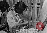 Standbild Afroamerikanische Kinder basteln Calhoun Alabama USA, 1940, aus Sekunde 26 historischem Filmmaterial Videoclip 65675050046