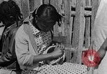Standbild Afroamerikanische Kinder basteln Calhoun Alabama USA, 1940, aus Sekunde 27 historischem Filmmaterial Videoclip 65675050046