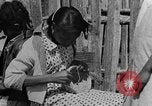 Standbild Afroamerikanische Kinder basteln Calhoun Alabama USA, 1940, aus Sekunde 28 historischem Filmmaterial Videoclip 65675050046
