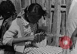 Standbild Afroamerikanische Kinder basteln Calhoun Alabama USA, 1940, aus Sekunde 29 historischem Filmmaterial Videoclip 65675050046