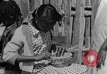 Standbild Afroamerikanische Kinder basteln Calhoun Alabama USA, 1940, aus Sekunde 30 historischem Filmmaterial Videoclip 65675050046