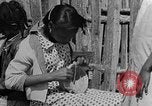 Standbild Afroamerikanische Kinder basteln Calhoun Alabama USA, 1940, aus Sekunde 31 historischem Filmmaterial Videoclip 65675050046