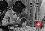 Standbild Afroamerikanische Kinder basteln Calhoun Alabama USA, 1940, aus Sekunde 32 historischem Filmmaterial Videoclip 65675050046