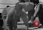 Standbild Afroamerikanische Kinder basteln Calhoun Alabama USA, 1940, aus Sekunde 33 historischem Filmmaterial Videoclip 65675050046