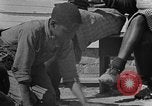 Standbild Afroamerikanische Kinder basteln Calhoun Alabama USA, 1940, aus Sekunde 35 historischem Filmmaterial Videoclip 65675050046