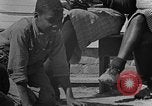 Standbild Afroamerikanische Kinder basteln Calhoun Alabama USA, 1940, aus Sekunde 36 historischem Filmmaterial Videoclip 65675050046