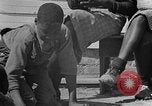 Standbild Afroamerikanische Kinder basteln Calhoun Alabama USA, 1940, aus Sekunde 38 historischem Filmmaterial Videoclip 65675050046