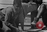 Standbild Afroamerikanische Kinder basteln Calhoun Alabama USA, 1940, aus Sekunde 39 historischem Filmmaterial Videoclip 65675050046