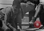 Standbild Afroamerikanische Kinder basteln Calhoun Alabama USA, 1940, aus Sekunde 40 historischem Filmmaterial Videoclip 65675050046