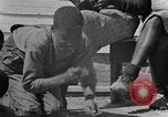 Standbild Afroamerikanische Kinder basteln Calhoun Alabama USA, 1940, aus Sekunde 41 historischem Filmmaterial Videoclip 65675050046
