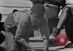 Standbild Afroamerikanische Kinder basteln Calhoun Alabama USA, 1940, aus Sekunde 42 historischem Filmmaterial Videoclip 65675050046