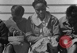 Standbild Afroamerikanische Kinder basteln Calhoun Alabama USA, 1940, aus Sekunde 43 historischem Filmmaterial Videoclip 65675050046