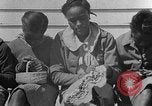 Standbild Afroamerikanische Kinder basteln Calhoun Alabama USA, 1940, aus Sekunde 44 historischem Filmmaterial Videoclip 65675050046
