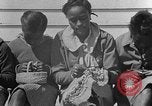 Standbild Afroamerikanische Kinder basteln Calhoun Alabama USA, 1940, aus Sekunde 45 historischem Filmmaterial Videoclip 65675050046