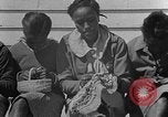 Standbild Afroamerikanische Kinder basteln Calhoun Alabama USA, 1940, aus Sekunde 47 historischem Filmmaterial Videoclip 65675050046