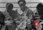 Standbild Afroamerikanische Kinder basteln Calhoun Alabama USA, 1940, aus Sekunde 48 historischem Filmmaterial Videoclip 65675050046