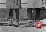 Standbild Afroamerikanische Kinder basteln Calhoun Alabama USA, 1940, aus Sekunde 56 historischem Filmmaterial Videoclip 65675050046