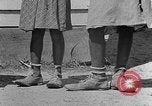 Standbild Afroamerikanische Kinder basteln Calhoun Alabama USA, 1940, aus Sekunde 57 historischem Filmmaterial Videoclip 65675050046