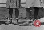 Standbild Afroamerikanische Kinder basteln Calhoun Alabama USA, 1940, aus Sekunde 58 historischem Filmmaterial Videoclip 65675050046